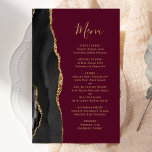 Menu de Casamento de Agate Burgundy Preto, Dourado<br><div class="desc">A borda esquerda deste elegante cardápio moderno de casamento apresenta uma coloração aquosa preta,  borda agitada,  aparada com falso brilho dourado. O texto personalizável combina um script de escrita manuscrita dourada e fontes de impressão em fundo vermelho burgundy. O verso apresenta um design de agate preto e dourado correspondente.</div>