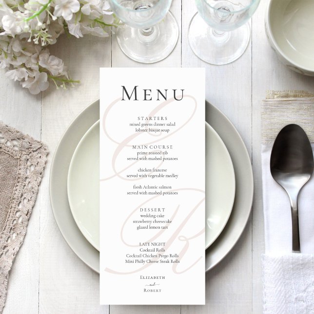 Menu de Casamento de Beige Monograma Minimalista E (Elegant Minimalist Beige Monogram Wedding Menu on an elegant wedding table)