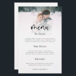 Menu de Casamento de Script de Foto Minimalista de<br><div class="desc">Menu de Casamento de Script de Foto Minimalista de Orçamento. Um tamanho maior de 5, 5" x 8, 5" a um preço orçamentário. Um design elegante com sua foto na borda superior atrás de uma camada de tonalidade graduada com o texto parcialmente sobreposto na parte superior da sua imagem na...</div>