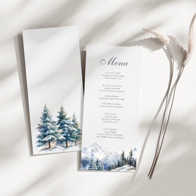 Menu Montanha Nevada e Árvores de Pinheiro Casamento (Snowy Mountain & Pine Trees Wedding Menu on a sunny white table.)