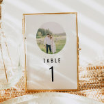Menu Número de Tabela de Fotos Redonda Mínima Moderna d<br><div class="desc">Este número da mesa de casamento apresenta uma combinação de fontes moderna e simples com um slot de fotos redondas e design minimalista. A design para esses números de tabela é impressa na parte frontal e na parte traseira para uma exibição fácil. Altere facilmente o número e a foto, adicione...</div>