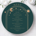 Menu Sol Dourado místico Sol Lua Estende Casamento Espa<br><div class="desc">Mística Verde Verde Dourada Sol Lua Estrelas Espaciais Cartões de Menu de Casamento Apresenta um raio sol dourado, lua e estrelas sobre um fundo verde com os seus detalhes cardápios no centro em um moderno roteiro de caligrafia dourada. Personalize editando o texto nas caixas de texto fornecidas. Projetado para você...</div>