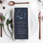 Menu Winter Azure | Casamento Botânico Azul<br><div class="desc">Nosso cardápio de inverno mostra seus cursos iniciais, entretenimentos e sobremesas em letras elegantes, com seus nomes e data de casamento cercados por uma coroa botânica azul-aquática. Coordena-se com a nossa coleção de casamento do Winter Azure. Use os campos modelo para adicionar as informações do menu e use a Ferramenta...</div>