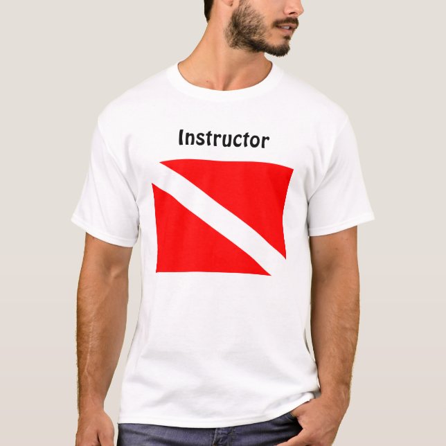 Mergulhador do instrutor abaixo da camisa da (Frente)