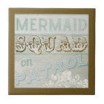 Mermaid Squad sobre Patrulha<br><div class="desc">Sereia na Patrulha. Esta legal peça de arte é trazida a vocês pelo World Art Group, uma obra em destaque de June Erica Vess. Colocado em um fundo temático de madeira rústica com padrões sutis de impressão, este é um clássico feminino com ousadia, convidando a inscrição dourada para realmente trazer...</div>