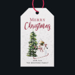 Merry Christmas Watercolor Snowman - Etiqueta de p<br><div class="desc">As etiquetas de presentes de Natal feliz apresentam uma cena de inverno de um boneco de neve em esquis com Feliz Natal em tipografia vermelha Personalize com seu nome de família.</div>