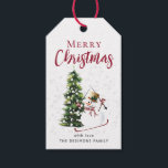 Merry Christmas Watercolor Snowman - Etiqueta de p<br><div class="desc">As etiquetas de presentes de Natal feliz apresentam uma cena de inverno de um boneco de neve em esquis com Feliz Natal em tipografia vermelha Personalize com seu nome de família.</div>
