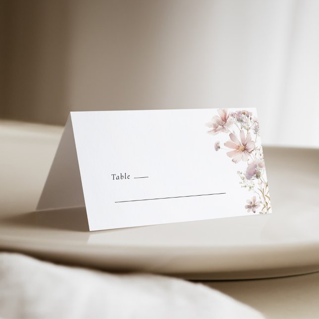 Mesa Cartão de Assento de Casamento Boho Flor Silvestre (Blush wildflower boho wedding place card with soft floral design and elegant folded table styling)