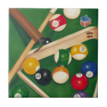 Mesa de Billiards da vida com bolas e giz<br><div class="desc">Arrume-os com esta pintura espetacular de uma mesa de bilhar por Jennifer Goldberger. As bolas parecem novas,  o feltro parece imaculado,  e o giz já foi aplicado aos paus de sinalização. Segure isso em sua casa,  ou entregue a um amigo ou amado que goste de um jogo de piscina!</div>