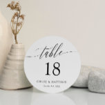Mesa De Casamento Deleita Por Caligrafia<br><div class="desc">Cartões de mesa redondos elegantes,  a preto e branco,  com um delicado roteiro caligráfico. Adicione seus nomes e data de casamento também!</div>