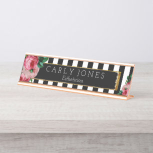 Mesa Listras pretas e placa de identificação floral d