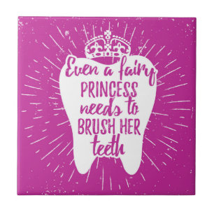 Mesmo dentes feericamente da princesa Necessidade