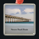 Metal Ornamento de Cais de Pesca Navarre Beach<br><div class="desc">Ornamento com cores roxas surpreendentes refletindo no céu após uma chuva no Navarre Beach Fisheries Pier, na Flórida, Estados Unidos, enquanto as cores esmeraldas do oceano refletem na água. Este píer é o mais longo do estado estendendo-se por 1585 pés. Procurando mais impressões ou produtos? Sinta-se livre para visitar minha...</div>