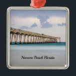 Metal Ornamento de Cais de Pesca Navarre Beach<br><div class="desc">Ornamento com cores roxas surpreendentes refletindo no céu após uma chuva no Navarre Beach Fisheries Pier, na Flórida, Estados Unidos, enquanto as cores esmeraldas do oceano refletem na água. Este píer é o mais longo do estado estendendo-se por 1585 pés. Procurando mais impressões ou produtos? Sinta-se livre para visitar minha...</div>