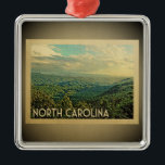 Metal Ornamento de Viagens vintage da Carolina do Norte<br><div class="desc">Um ornamento legal estilo Vintage na Carolina do Norte com Montanhas Enfumaçados e Montanhas Blue Ridge.</div>