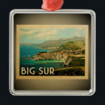 Metal Viagens vintage grandes do ornamento de Sur<br><div class="desc">Um ornamento grande de Sur do estilo legal do vintage que caracteriza a ponte da angra de Bixby com o Oceano Pacífico abaixo.</div>