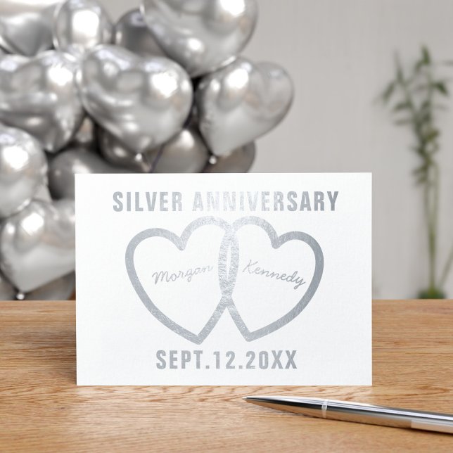 Metalizado Cartão de Foil de 25 do Casamento do Coração (25th Wedding Anniversary Card with two entwined silver hearts waiting for your to add their names)