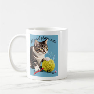 Meu gato brinca com B**** - Yarn caneca engraçada
