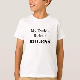 Meu pai monta uma camisa dos miúdos do trator da