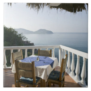 México, Guerrero, Zihuatanejo. Mesa de café sobre