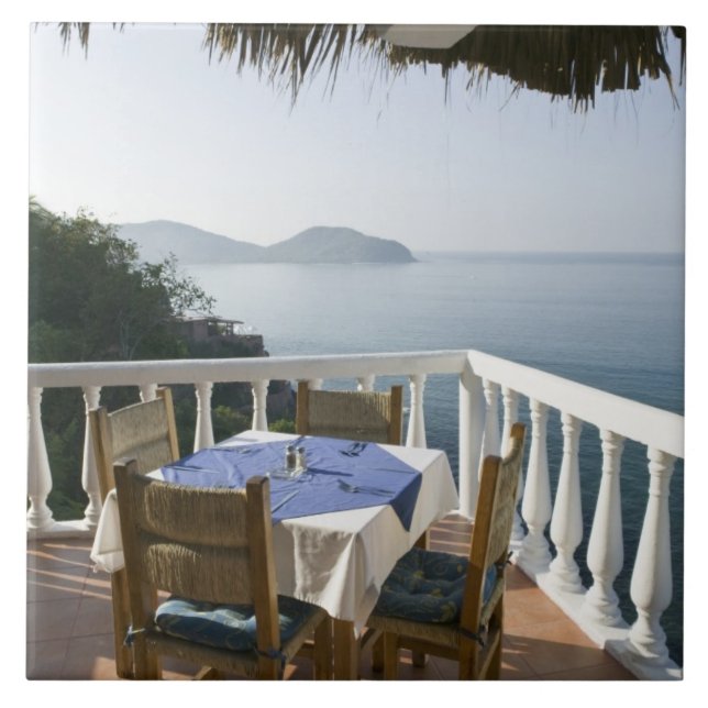 México, Guerrero, Zihuatanejo. Mesa de café sobre (Frente)