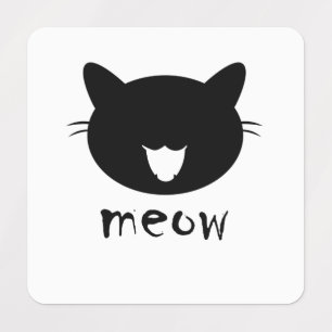 Miau de gato com etiqueta de roupa pequena ao quad