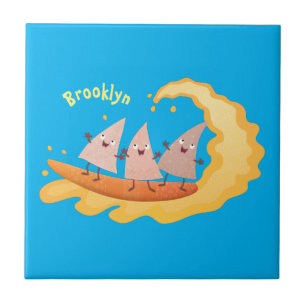 Milhas de nachos, batatas fritas, canecas, surf