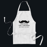 Mim bigode você um avental da pergunta<br><div class="desc">Mim bigode você um avental da pergunta. Design preto engraçado do bigode do guiador com slogan cómico da piada da palavra. Ideia bonito do presente do cozinhar/churrasco para homens e mulheres do hipster. Humor do Moustache.</div>