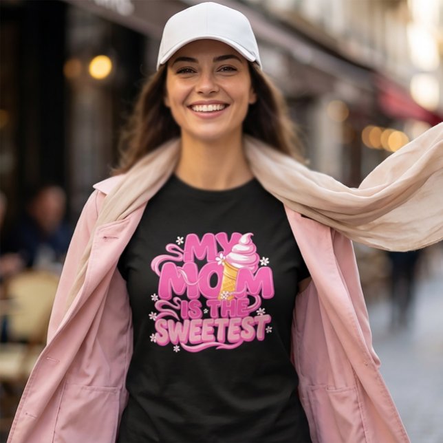 Minha Mãe É A Mais Doce – Sorvete Fofo (#MomGift #MothersDay #IceCreamArt #SweetestMom #PopArtTshirt #HotPinkDesign #CuteTypography )