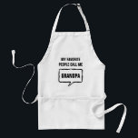 Minhas pessoas favoritas chamam-me avental do vovô<br><div class="desc">Minhas pessoas favoritas chamam-me aventais do CHURRASCO do vovô para homens. Citações engraçadas para mundos o grande avô, pai, pai, papá, o melhor vovô, o avô, o pai etc. da etapa. Ideias do presente feito sob encomenda do dia dos pais/aniversário para ele. CHURRASCO/aventais da cozinha com as citações cómicos disponíveis...</div>