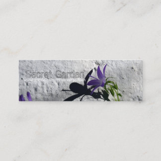 Mini Bellflowers na parede para o cartão de visita dos