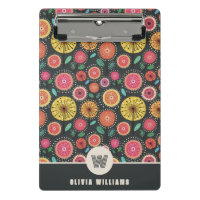 Monograma de flores de na moda Scandi folk