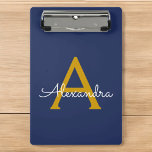 Mini Prancheta Navy Azul Dourado Moderno Script Monograma Nome Fe<br><div class="desc">Navy Azul e Dourado Nome Planejamento Prancheta. Isso faz o presente perfeito de aniversário de 16 anos,  casamento,  chá de noiva,  aniversário de casamento,  chá de bebê ou festa de despedida de solteira para alguém que ama glamour luxo e estilos chiques.</div>