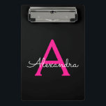 Mini Prancheta Nome do Monograma Girly Black Script Hot-Pink<br><div class="desc">Área de Transferência de Planeamento de Nome Preto e Rosa Quente. Isto faz o doce e perfeito aniversário de 16 anos,  casamento,  chá de panela,  aniversário,  chá de fraldas ou festa de solteira presente para alguém que ama luxo de luxo e estilos quíticos.</div>