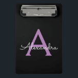 Mini Prancheta Nome do Monograma Girly de Script Preto Roxo<br><div class="desc">Área de Transferência de Planejamento de Nome Preto e Roxo. Isto faz o doce e perfeito aniversário de 16 anos,  casamento,  chá de panela,  aniversário,  chá de fraldas ou festa de solteira presente para alguém que ama luxo de luxo e estilos quíticos.</div>