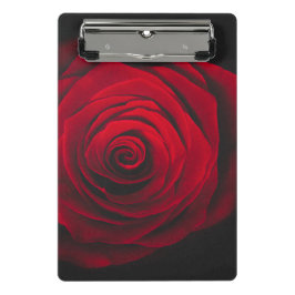 Mini Prancheta Rosa vermelha no efeito de vintagem em fundo preto