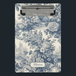 Mini Prancheta Vintage chic Blue toile de jouy monograma<br><div class="desc">Vintage elegante prancheta de monograma de toile de jouy azul. Belo padrão perfeito de jouy Azul em fundo branco.impressões de Toile são uma fúria constante no momento, este é um elegante e ornamentado toile de jouy com cor damasco exótica, um estilo divertido que atualmente está se tornando atraente para decoração...</div>