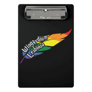 Mini Prancheta Wingaydium Lesbiosa - LGBTQ+ Magic Pun Engraçado