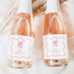 Minichampanhe do Chá de panela rosa<br><div class="desc">Celebre um tema de chá de panela de casando chic com estas etiquetas de mini champanhe de Chá de panela rosa personalizadas! Perfeito para um tema de chá de panela de arco, essas etiquetas adicionam um toque doce à sua festa de arco e alinham-se lindamente com as vibrações do tema...</div>