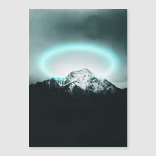 Misteriosa luz azul-neon da montanha nevada