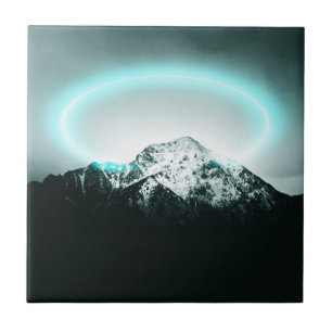Misteriosa luz azul-neon da montanha nevada