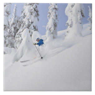 Mistie Fortin esquia na neve fresca