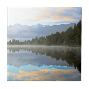 Misty Lake Trees Reflete Natureza Tranquila