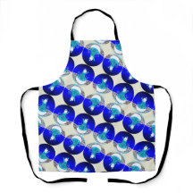 Moça de neve debaixo do céu azul de inverno