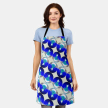 Moça de neve debaixo do céu azul de inverno