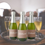 Mocha Stylized Script Wedding Bridesmaid<br><div class="desc">Etiquetas autoadesivas para as minigarrafas de vinho espumante do seu casamento que apresentam uma cor marrom da mocha de tendência junto com a "Bridesmaid" impressa em uma escrita branca e estilizada. Uma ideia excelente para quando dá as damas de honra,  além de planejar uma festa de solteira!</div>