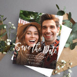 MOD de Orçamento V Bold de Fotografia Salvar Data<br><div class="desc">** SATIN PAPER É PAPEL FINO. ATUALIZE O PAPEL PARA OBTER UM PAPEL MAIS ESPESADO. TEM UMA OPÇÃO PARA ENVELOPES. *** Economize dinheiro em convites com este convite menor que tem uma opção para envelopes. Prepare seus convidados para o maravilhoso casamento com seu molde fotográfico MOD V Salve a data...</div>