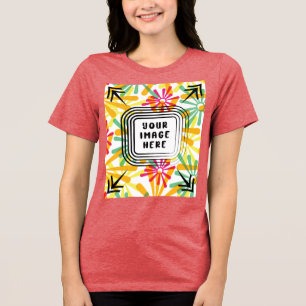 Modelo Bella+Canvas Camisa-T com dupla-blenda femi