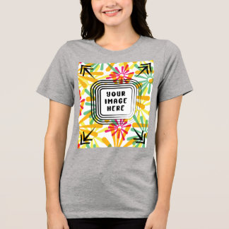 Modelo Bella+Canvas Camisa-T com dupla-blenda femi