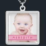 Modelo de Foto Bebê com Nome Rosa Colar Colar<br><div class="desc">Troque a foto e mude o nome na placa do nome rosa neste pingente e colar do modelo de foto do bebê. Para alterar o nome e a foto, use a opção personalizar. Para obter alterações mais abrangentes no colar, incluindo a alteração da fonte, do tamanho da fonte, da cor...</div>